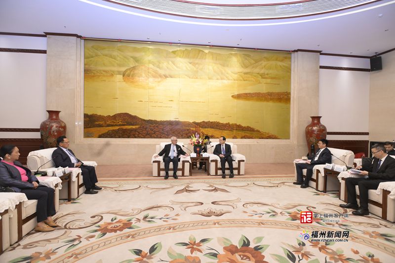 林宝金与菲律宾八打雁省省长万永高一行座谈交流