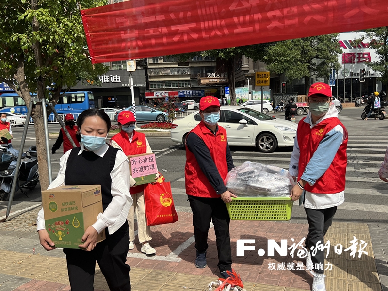 福州市民群众共绘抗疫“同心圆”