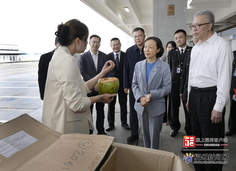 全国首票进口印尼鲜食椰子在福州口岸通关