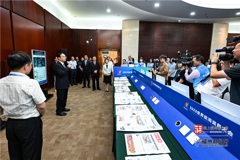 省市领导看望慰问2023世界航海装备大会工作人员