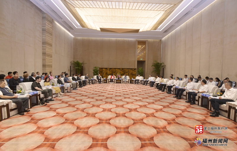 郭宁宁与来榕参加第十二届海峡青年节的两岸嘉宾座谈