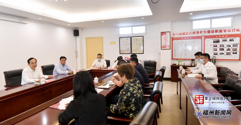 林宝金在市信访局接待群众来访
