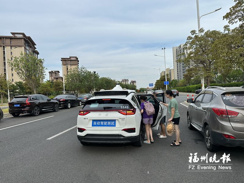 福州滨海新城萝卜快跑无人驾驶出租车引来许多人尝鲜