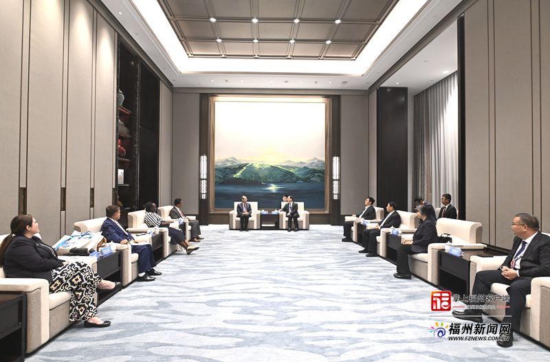 林宝金与参加全球可持续发展城市奖（上海奖）颁奖活动的部分国外城市代表座谈交流