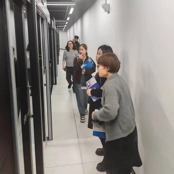 实探国产算力底座生态链！30多家媒体记者齐聚福建人工智能计算中心