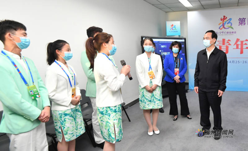 省市领导看望慰问第四届数字中国建设峰会工作人员