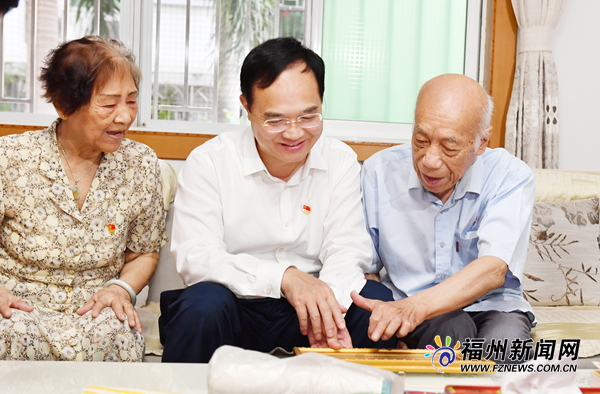 林宝金走访慰问老党员并颁发“光荣在党50年”纪念章