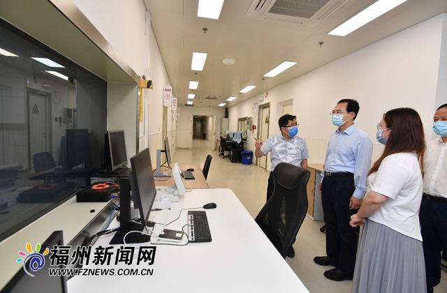 林宝金慰问一线医务人员并检查疫情防控工作