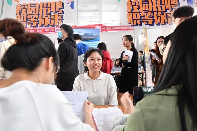 福州新区专场招聘会来了！​近5000名毕业生到场求职
