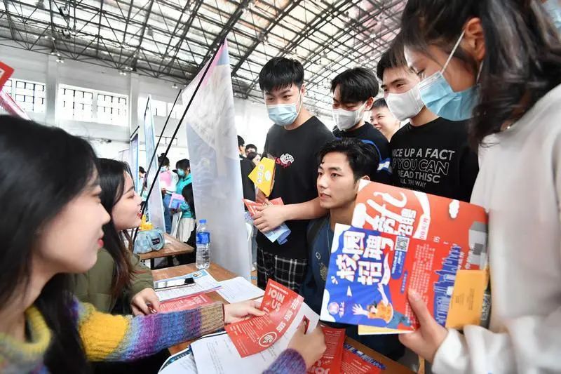 福州新区专场招聘会来了！​近5000名毕业生到场求职