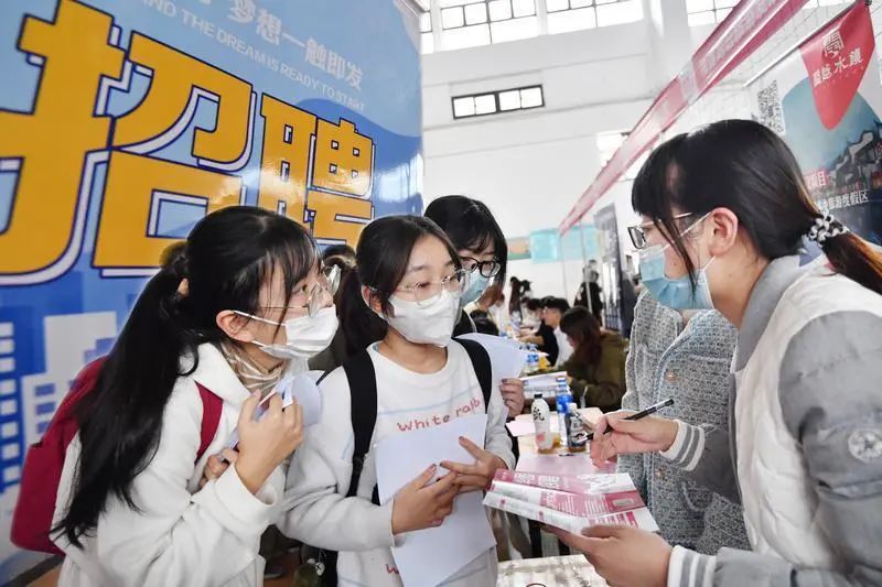 福州新区专场招聘会来了！​近5000名毕业生到场求职