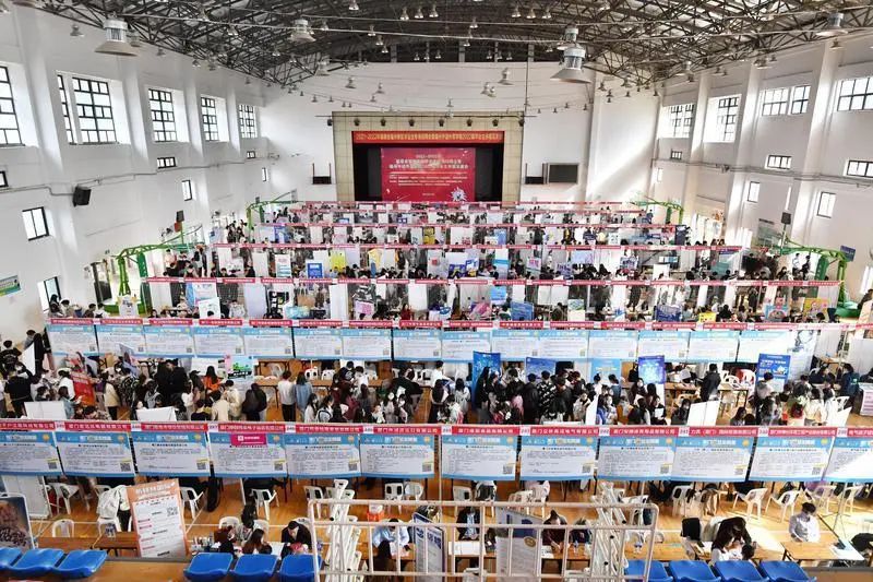 福州新区专场招聘会来了！​近5000名毕业生到场求职