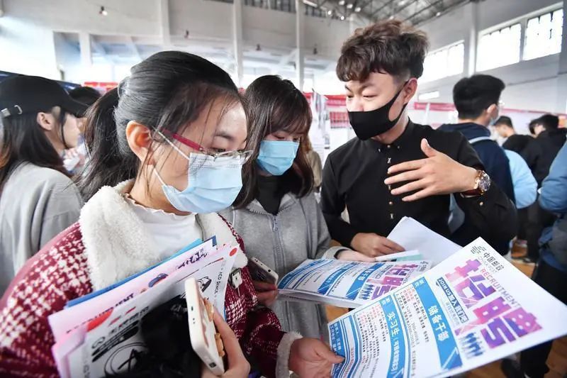 福州新区专场招聘会来了！​近5000名毕业生到场求职