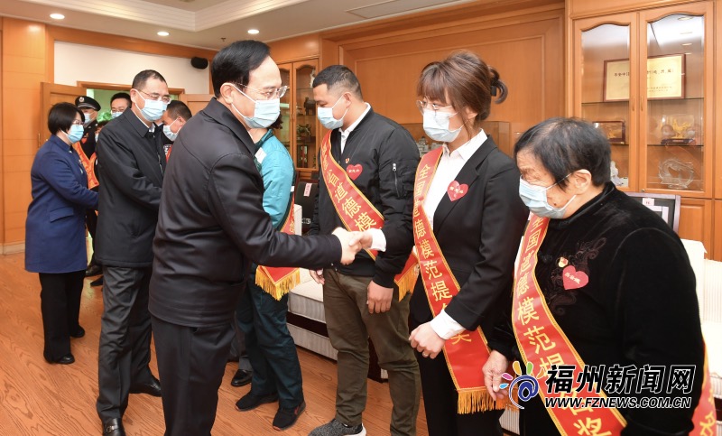 林宝金吴贤德与我市道德模范代表座谈交流