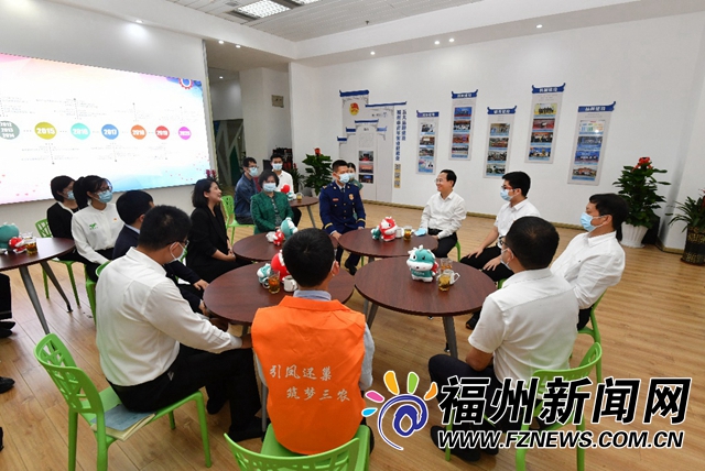 林宝金尤猛军到市行政服务中心调研并与全市各界青年代表座谈