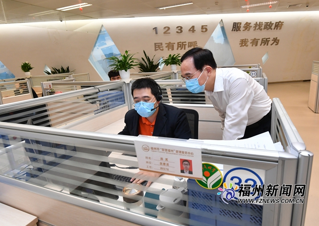 市领导看望慰问国庆期间坚守在岗干部职工并调研节日群众性活动