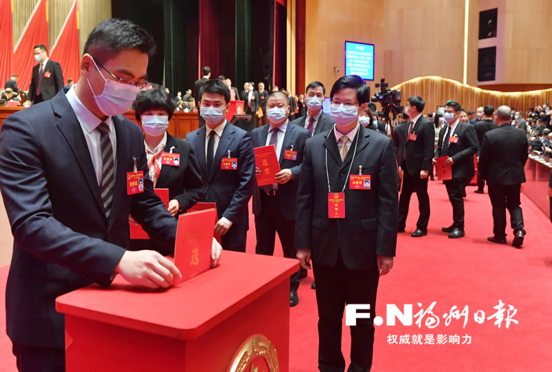 市十六届人大一次会议举行第三次全体会议
