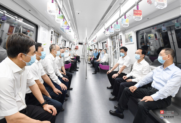 市领导看望慰问一线职工并与我市先进模范人物代表座谈