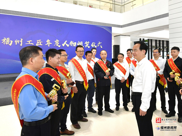 市领导看望慰问一线职工并与我市先进模范人物代表座谈