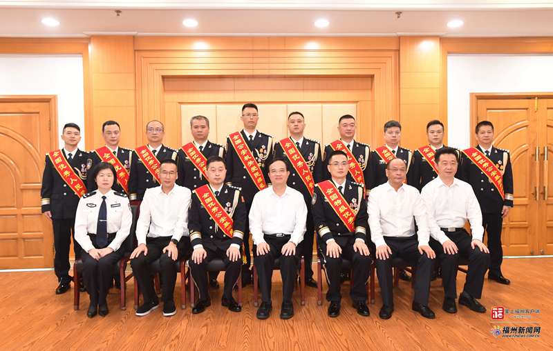 林宝金会见我市全国公安系统英雄模范立功集体和个人代表