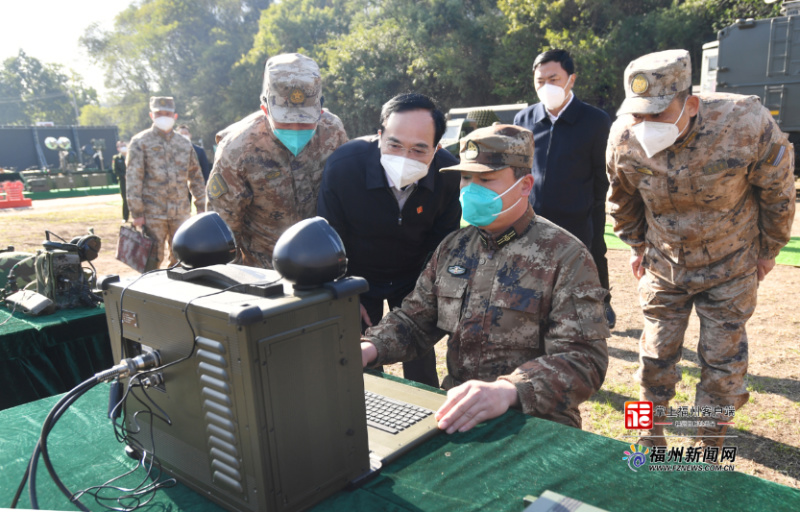 林宝金率市四套班子领导参加“军事日”活动