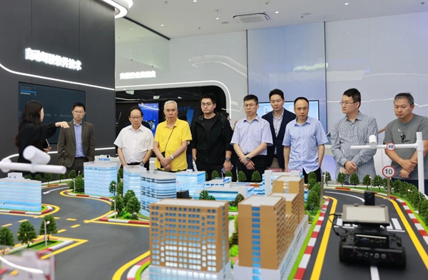 香港青年时评员及传媒人士考察团到福州新区调研